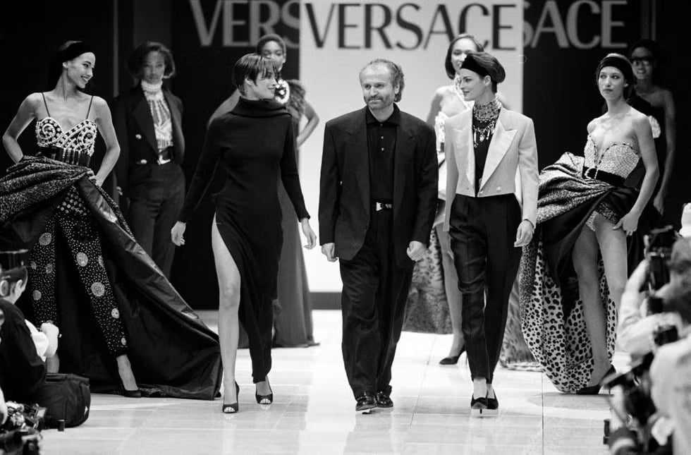 I CONTENT CREATOR INDOSSANO PEZZI DAGLI ARCHIVI DI MODA, MA GLI OCCHIALI RESTANO QUELLI DELL’ULTIMA COLLEZIONE