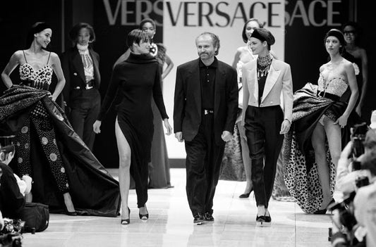 I CONTENT CREATOR INDOSSANO PEZZI DAGLI ARCHIVI DI MODA, MA GLI OCCHIALI RESTANO QUELLI DELL’ULTIMA COLLEZIONE